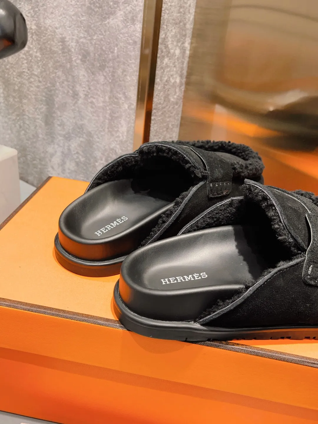 [H Family Hermès] P: 520💰 Size: Male 39-44 (45 customized) Female 35-40 (41 customized) HERMES Hermès top luxury version HERMES Hermès cute half-drag.  Jindian’s family language design! It looks good no matter how you match it! Casual and high-end feeling. The comfort is also great. Paired with various colorful socks, it gives a trendy and high-end feeling. The top version of real wool is high quality. ●Upper: imported cow suede. ●Inner: imported sheepskin. ●Foot pads: imported mixed sheepskin.
